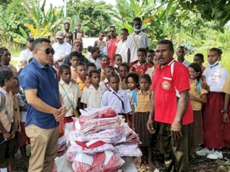 Cawabup Nabire Tabroni saat membagikan seragam ke SD Inpres Waroki. 