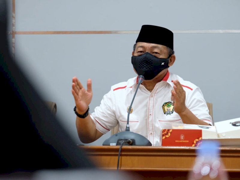 Wabup Gowa saat memimpin rapat. 