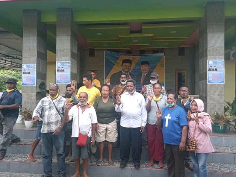 Calon Bupati Nabire Frans saat bertemu dengan warga. 