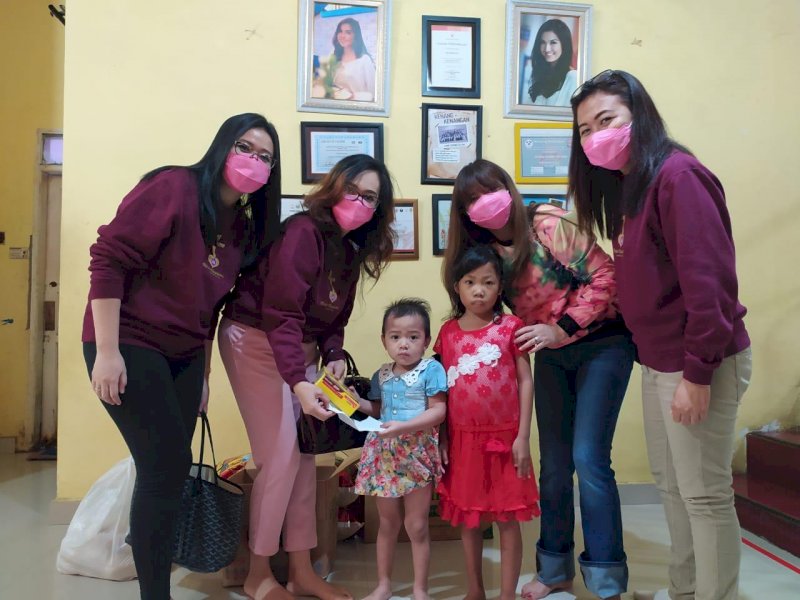 Maria Magdalena Community saat berbagi kasih. 