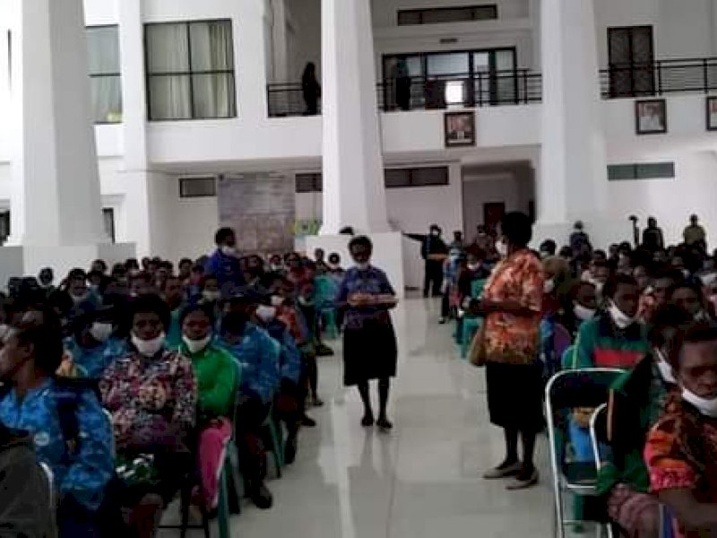Bupati Paniai saat menyerahkan bantuan sembako. 