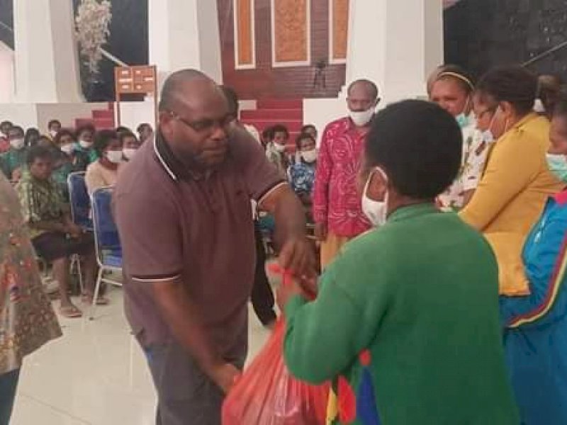 Bupati Paniai saat menyerahkan bantuan sembako. 
