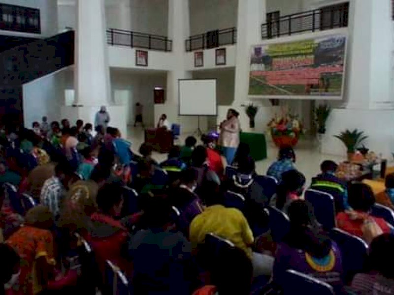 Bupati Paniai saat menyerahkan bantuan sembako. 