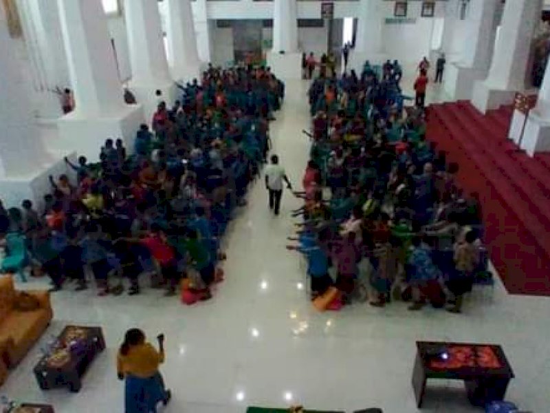 Bupati Paniai saat menyerahkan bantuan sembako. 