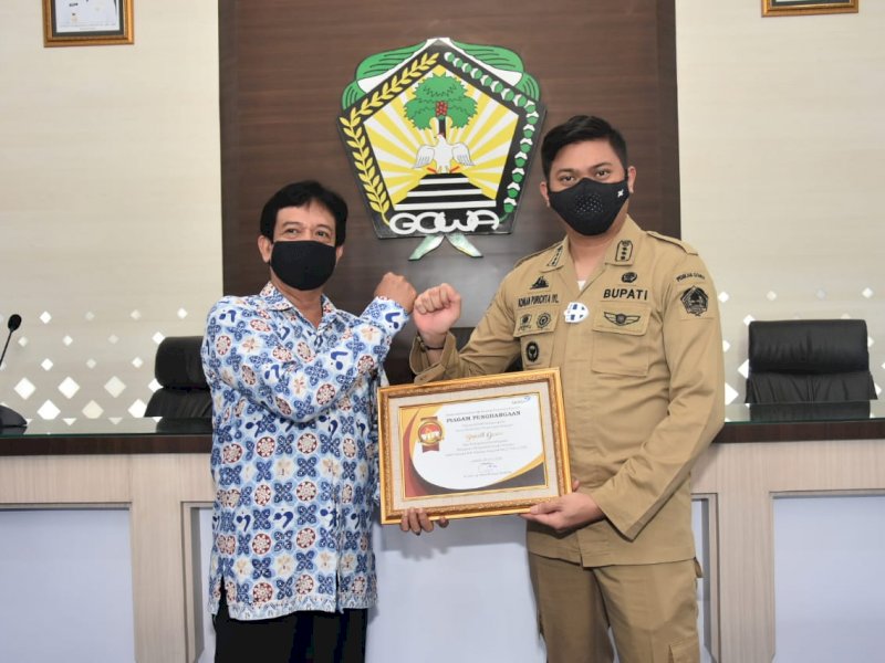 Bupati Gowa Adnan Purichta Ichsan saat menerima penghargaan. 