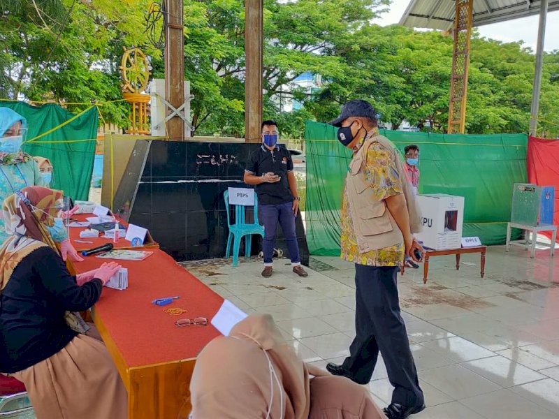Bupati Bulukumba AM Sukri Sappewali saat meninjau pelaksanaan Pilkada di TPS. 