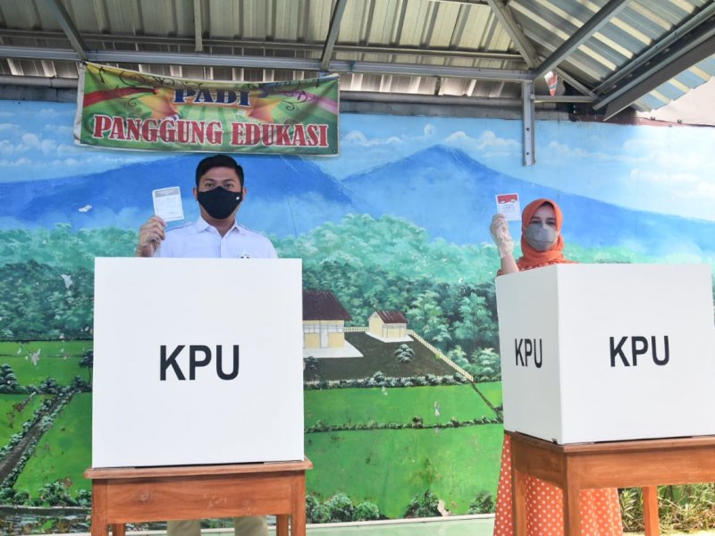 Bupati Gowa Adnan Purictha Ichsan saat menggunakan hal pilihnya. 