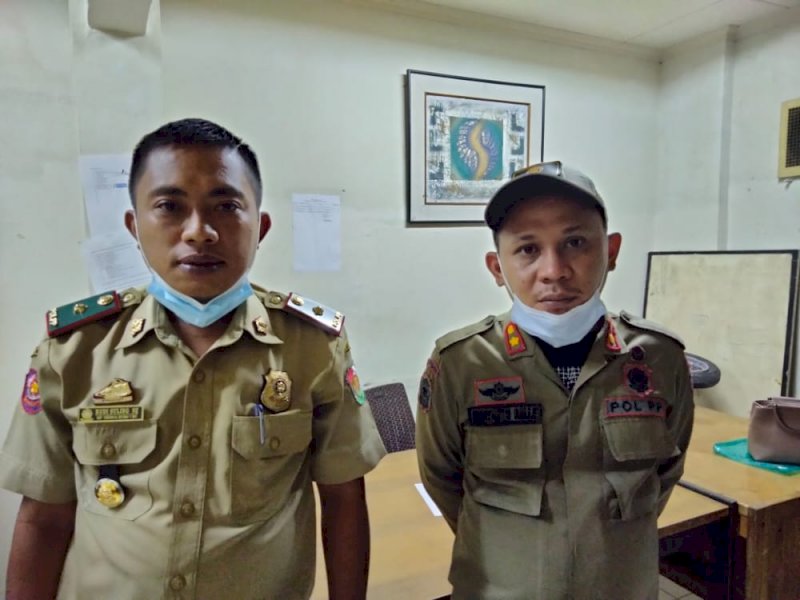 Kabid Trantib Satpol PP Torut Rudi Sulling didampingi oleh Kabid Penegakan Perda Rudianto Salle. 