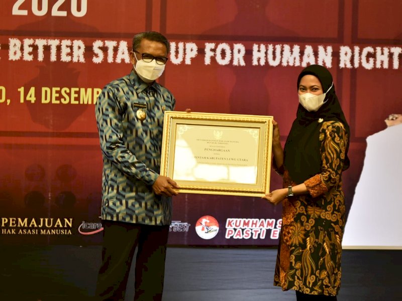 Bupati Lutra Indah Putri Indriani saat menerima penghargaan. 