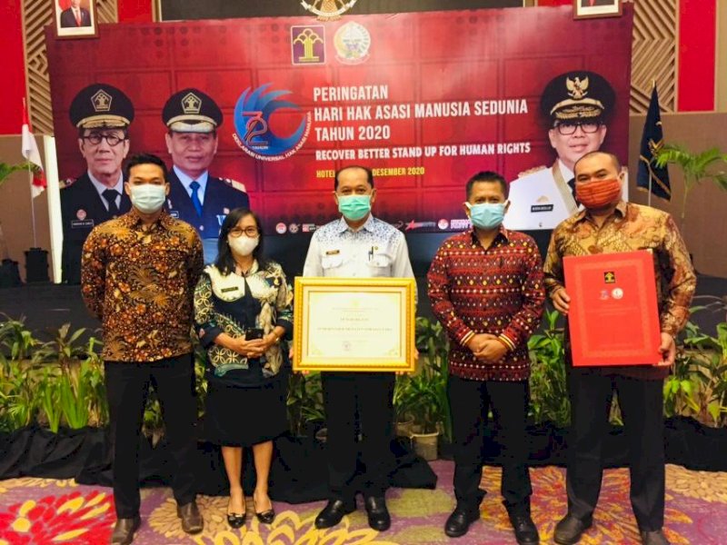 Pemkab Torut saat menerima penghargaan. 