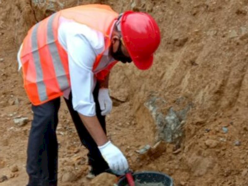 Bupati Torut Kalatiku saat meletakkan batu pertama pembangunan jembatan. 