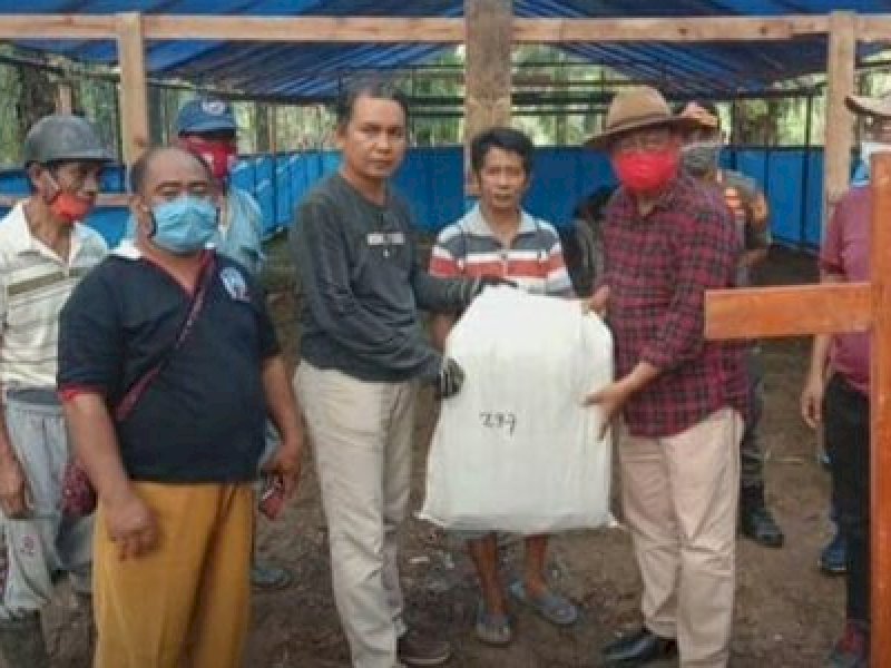 Penyerahan bantuan korban banjir di Lutra