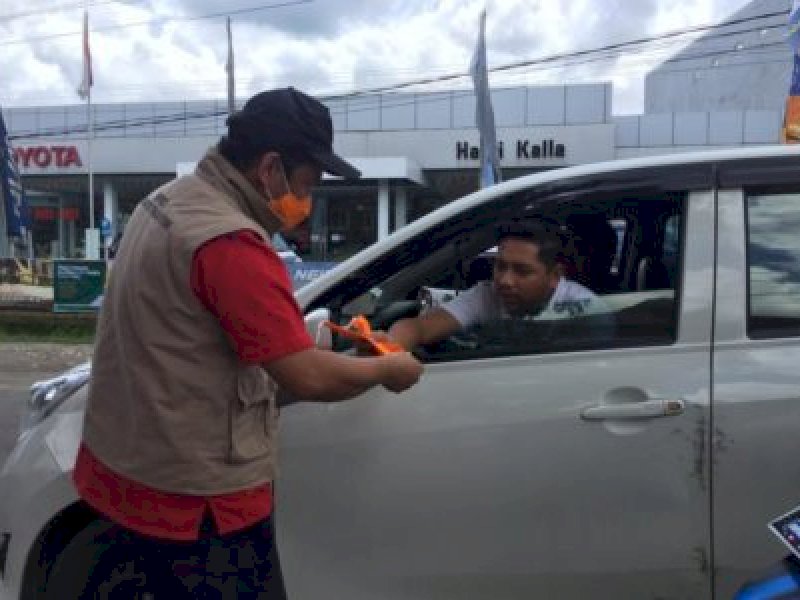 Pembagian Masker di Torut. 