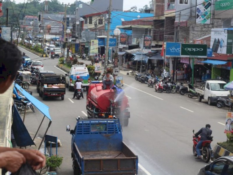 Penyemprotan Disinfektan Satgas Covid-19 Torut. 