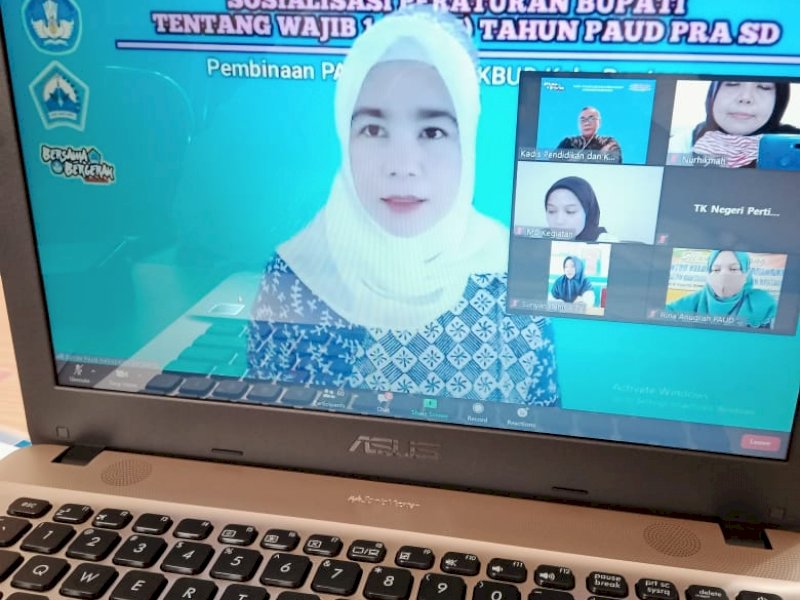 Ketua TP PKK Bantaeng, Hj Sri Dewi Yanti, membuka sosialisasi perda soal PAUD, di Rumah Jabatan Bupati Bantaeng, Rabu (16/12/2020).