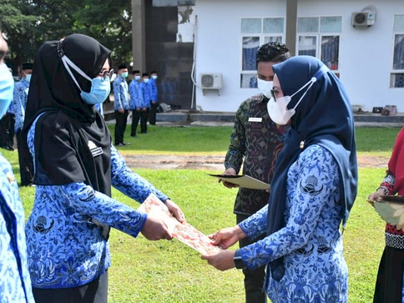 Bupati Lutra Indah Putri Indriani saat menyerahkan SK CPNS. 