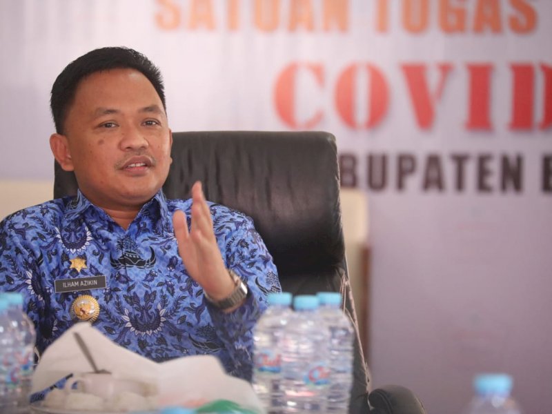 Bupati Bantaeng Ilham Azikin saat memimpin rapat. 