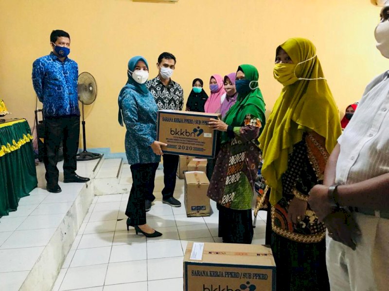 Ketua TP PKK Bantaeng Sri Dewi Yanti saat menyalurkan saran Kerja PKB/PLKB dan Kader IMP. 