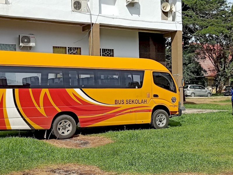 Bus Sekolah untuk Lutra. 