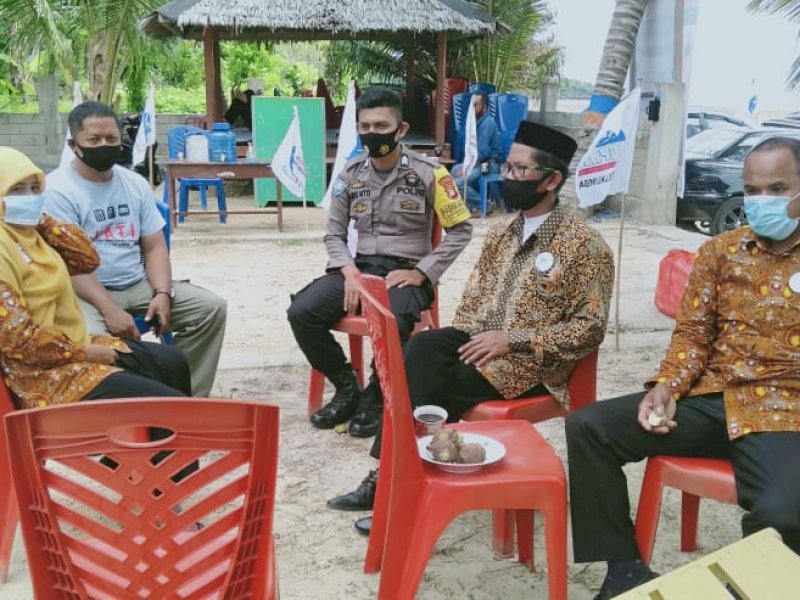 Bhabinkamtibmas melakukan sosialisasi pencegahan Covid-19 kepada warga binaan.