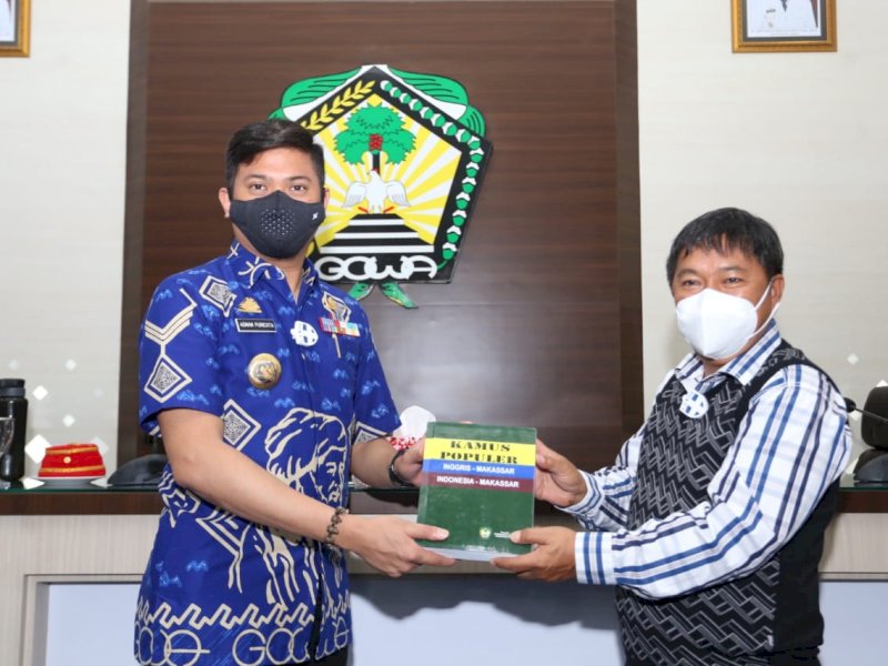 Bupati Gowa Adnan Purichta Ichsan bersama Bupati Minahasa Tenggara James Sumendap. 