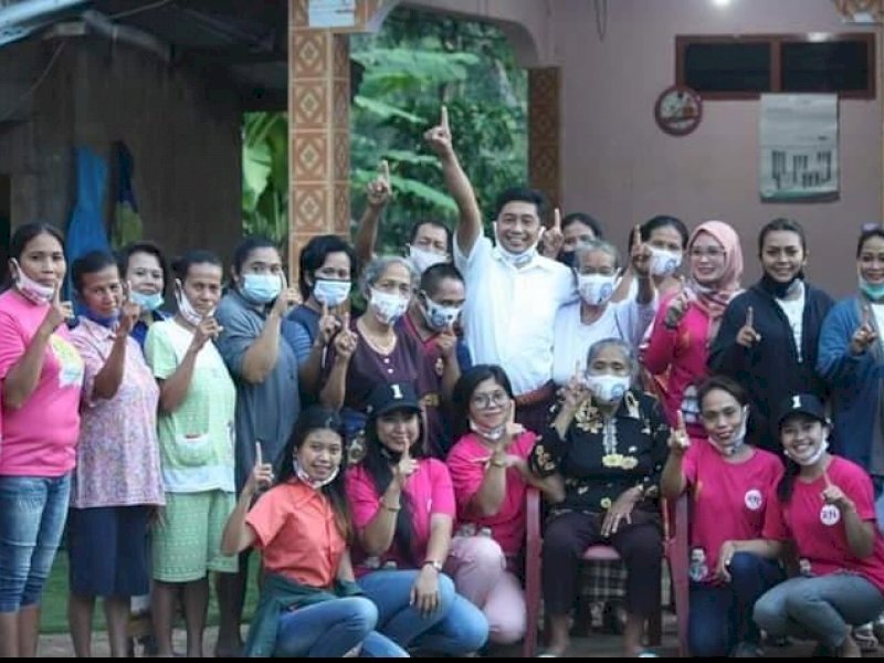 Kristian HP Lambe di tengah-tengan simpatisan.