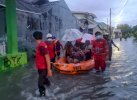 Banjir Melanda, Satu Keluarga di Gowa Dievakuasi