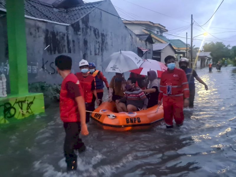 Proses Evakuasi satu keluarga di Gowa. 