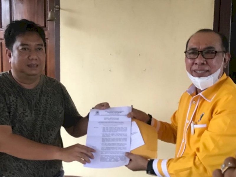 Ketua Plt Golkar Bulukumba Nirwan Arifuddin saat menyerahkan SK ke Andi Hamzah Pangki. 
