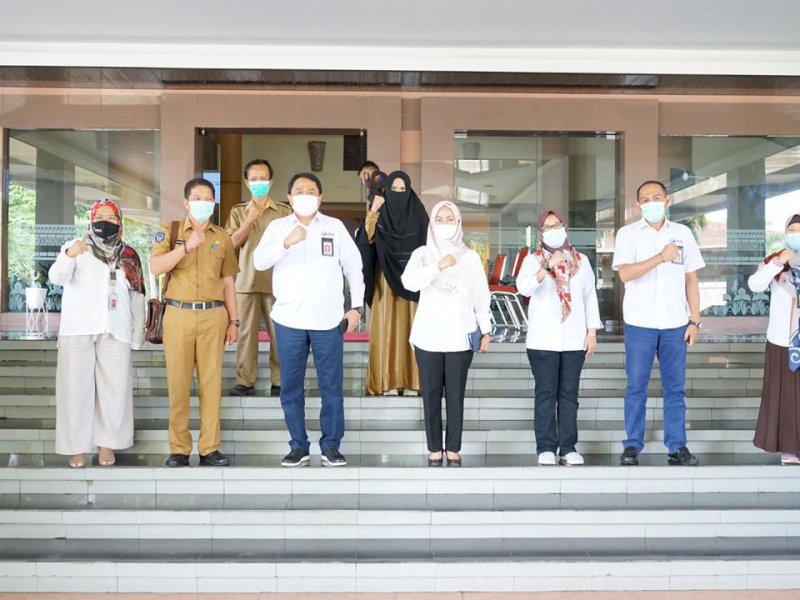 Bupati Lutra Indah Putri Indriani bersama pihak LAN Makassar. 