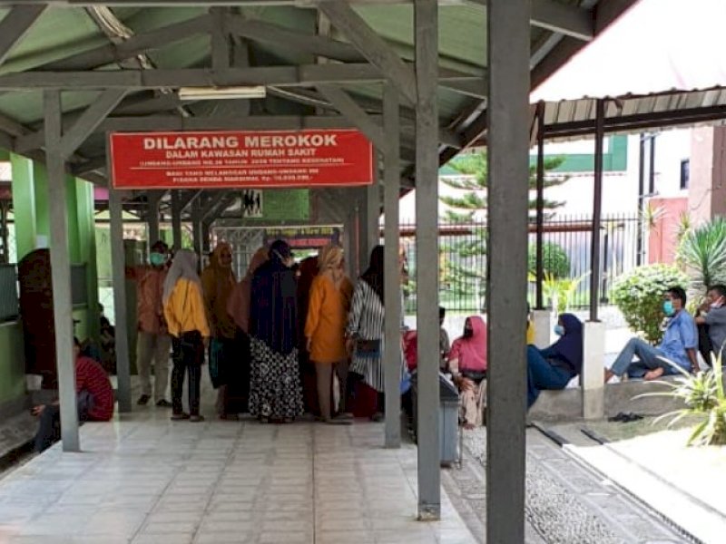 Pembesuk di RS Sulthan dg Radja Bulukumba.