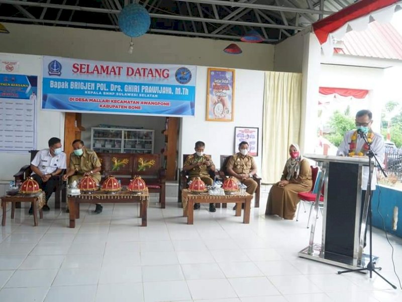 Kepala BNNP Sulsel Brigjen Pol Giri Prawijaya saat berkunjung ke Desa Mallari Bone. 
