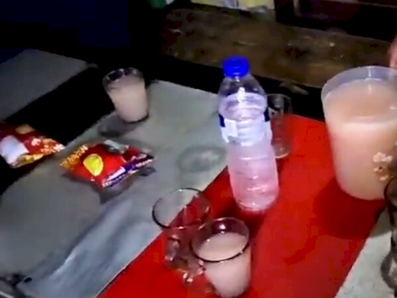 Miras jenis Ballo yang diamankan personel Polsek Makassar. 