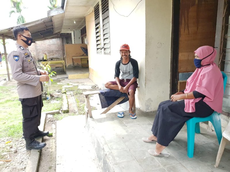 Bhabinkamtibmas melakukan sosialisasi new normal dengan cara door to door. 