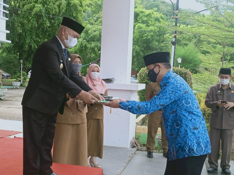 Bupati Muslimin Bando menyerahkan SK CPNS kepada 166 orang, kemarin.