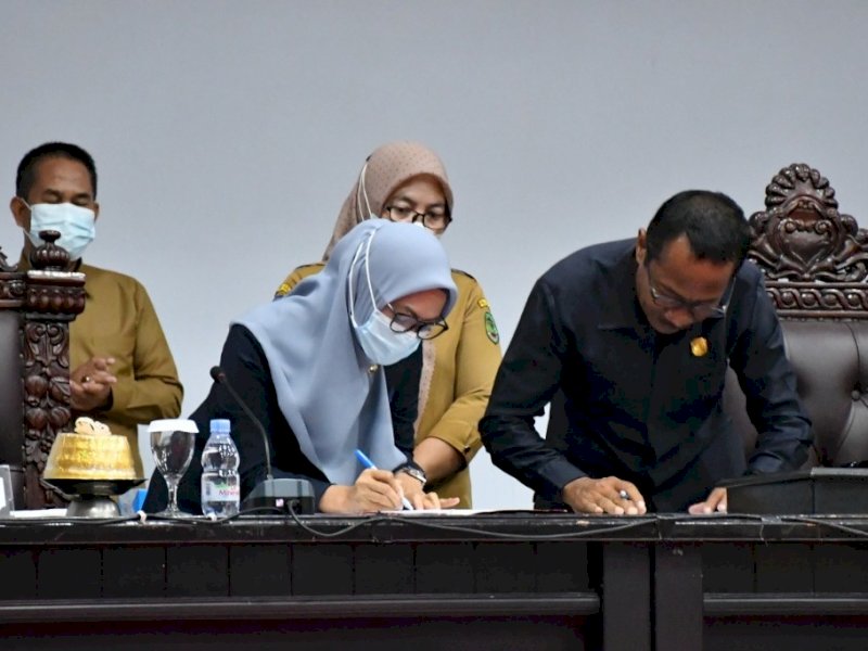 Bupati Lutra Indah Putri Indriani menandatangani Perda Kelembagaan, Senin (28/12/2020).