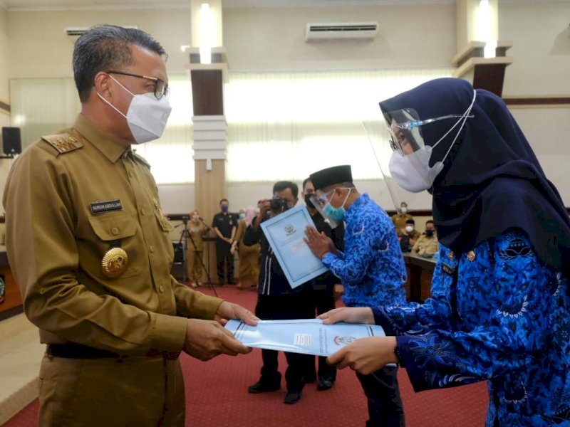 Gubernur Sulsel Nurdin Abdullah saat menyerahkan SK CPNS. 