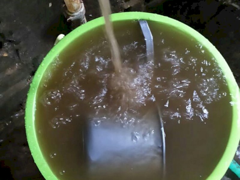 Kondisi air yang berlumpur di rumah warga di BTP setelah tak mengalir hampir 16 jam.