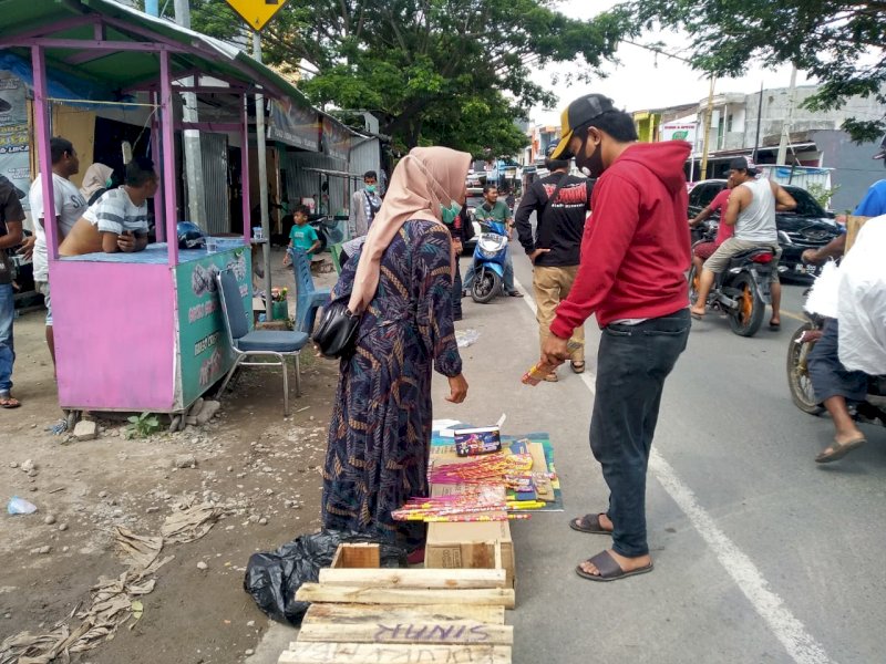 Razia petasan tak punya izin di razia di Bulukumba. 