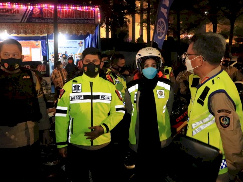 Kapolda Sulsel Irjen Pol Merdisyam memantau malam pergantian tahun. 