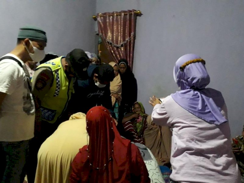 Mayat korban usai dievakuasi petugas. 
