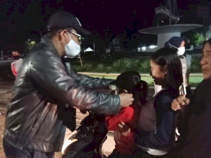 Edy Manaf saat membagikan masker ke masyarakat. 