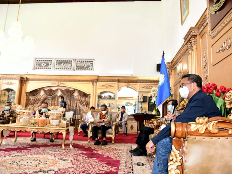 Gubernur Sulsel Nurdin Abdullah saat memimpin rapat koordinasi Satgas Covid-19. 