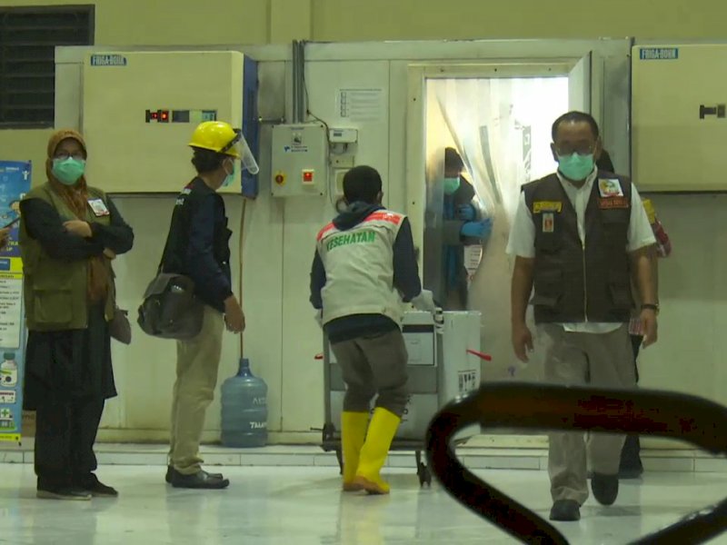 Vaksin Covid-19 saat tiba di Bandara Sultan Hasanuddin. 