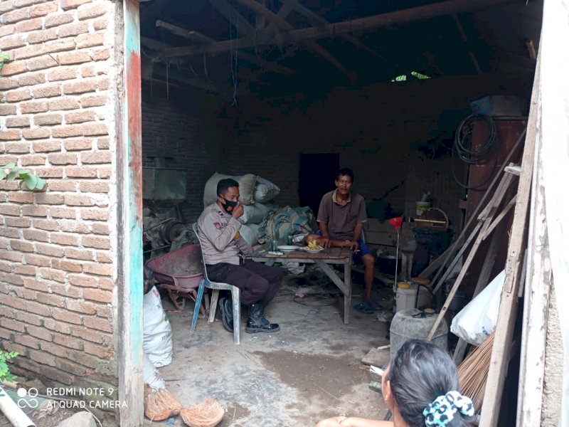 Bhabinkamtibmas di Takalar saat menyambangi rumah warga. 