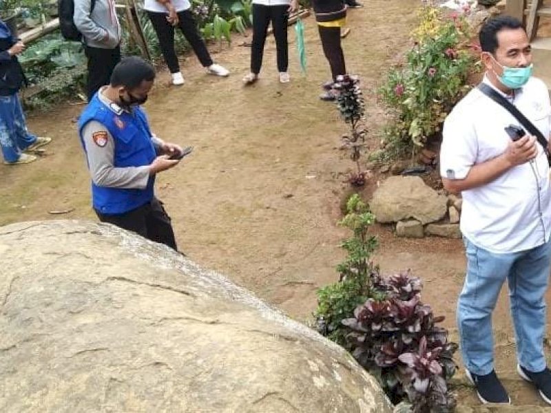 Satgas Mobile Covid-19 Tator saat melakukan peninjauan di kediaman AG. 