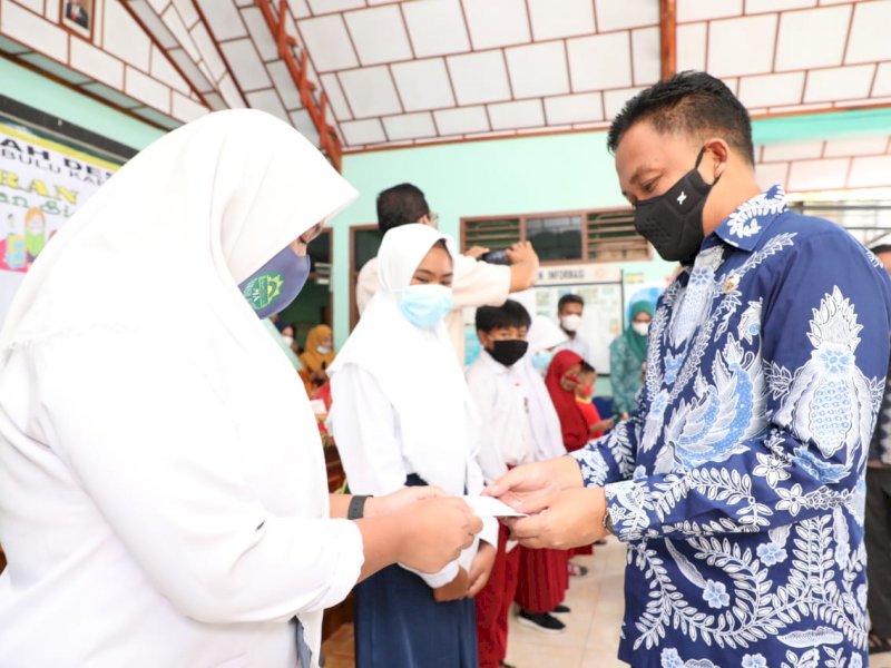 Bupati Bantaeng Ilham Azikin saat menyerahkan beasiswa desa. 