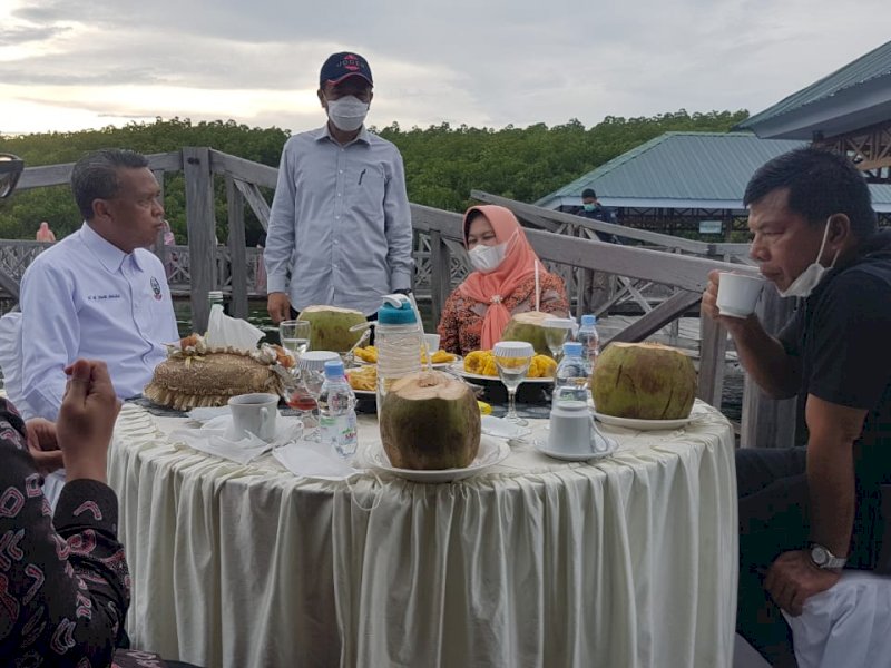 Gubernur NA bersantai bersama Bupati Bulukumba terpilih Andi Utta di Sinjai.