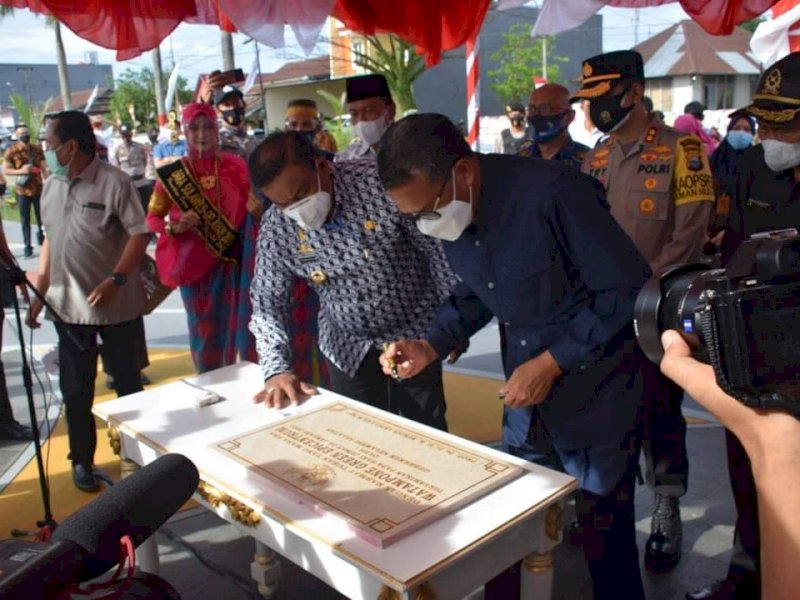 Gubernur Sulsel Nurdin Abdullah saat meresmikan Watampone Green Epicentrum. 