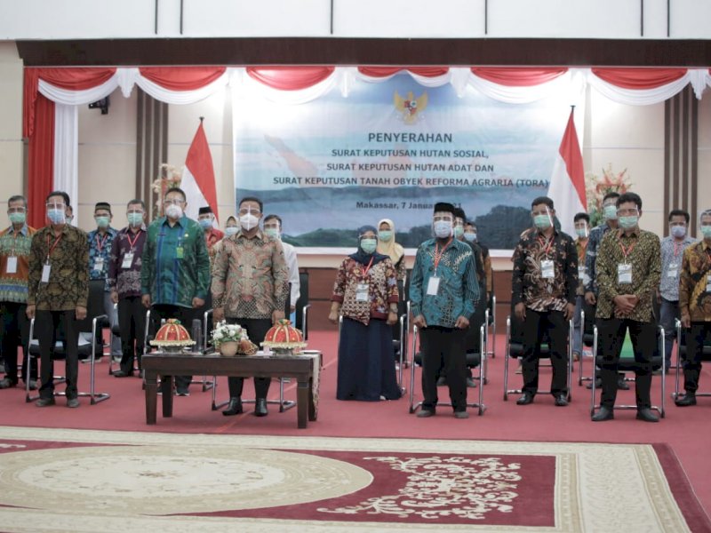 Penyerahan SK Perhutanan Sosial. 